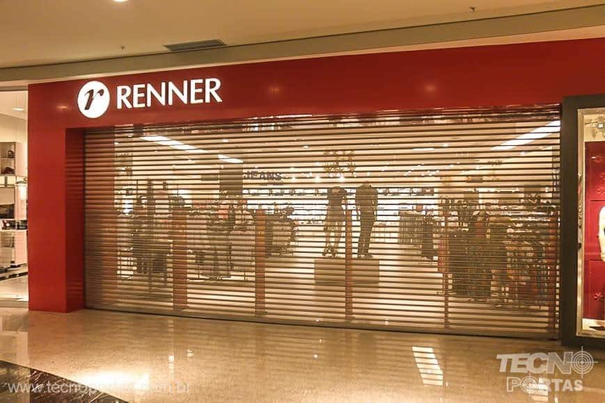 Porta de enrolar vazada tipo grade em loja de shopping